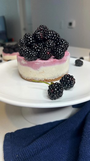 -Cheesecake de Zarzamora- Ingredientes: Para la Galleta: 💜2 Tazas de Galleta Molida 💜1 Barra de Mantequilla Sin Sal 💜1/4 Taza de Azúcar Morena 💜1 Pizca de Sal Para el Relleno: 💜1 Barra de Queso Crema 💜1/2 Taza de Crema para batir 💜1.5 Tazas de Crema para Batir 💜1/2 Taza de Azúcar Glass 💜2 Cucharadas de Vainilla 💜1 Pizca de Sal 💜1-2 Tazas de Zarzamora (al gusto) 💜Utiliza Gas LP de @todogasmexico Procedimiento: 1. Precalienta el horno a 350F. 2. Agrega el molde/moldes en una charola pa