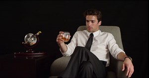 Gifts for Men, Whiskey Decanter Globe Set with 2 Etched Whiskey Glasses - for Liquor Scotch Bourbon Vodka, Gifts For Dad - 850ml