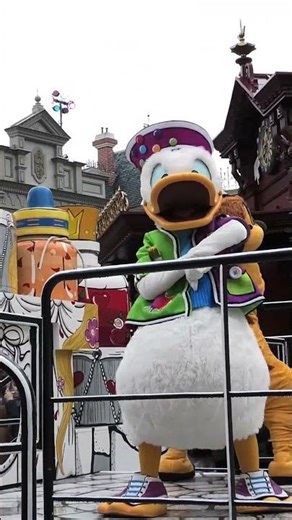 Check out Donald's Dance Moves in A Million Splashes of Colour!