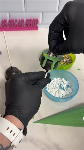 Nolin • Bella’s Sugar Shop on Instagram: "Let’s make some super simple cauldron cake pops on this first official day of spooky season! Black food coloring- @colour.mill from @berry_couture_sprinkleshop Candy melts- Sweet Shoppe from @stoverandcompany #homebaker #vabeach #virginiabeach #treatmaker #757baker #hamptonroads #757treatmaker #757treats #cakepops #757 #spookytreats #spookyseason #halloween #tutorial"