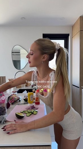 Cute Picnic Date Ideas for Couples 🍓🥑☀️ | Romantic Picnic Activities