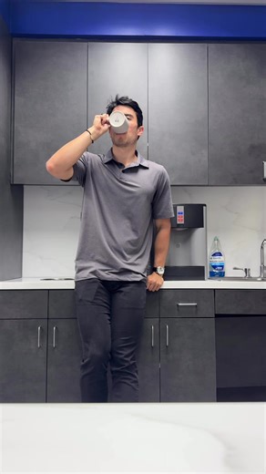 Why your 9–5 might be the best thing for your gains 💼⬇️ 1️⃣ Structure = Progress A set schedule makes it easier to lock in your workouts, meals, and sleep. 2️⃣ More Daily Movement 🔥 Walking to meetings, taking stairs, quick breaks = more steps = more calories burned. 3️⃣ Nutrition Control 🍱 Packing your meals > guessing calories when eating out. Consistency wins. 4️⃣ Builds Discipline 🧠 Training when you’re busy builds real accountability—not just motivation. Most people think they need more