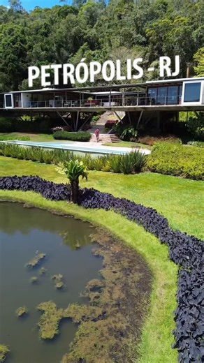 LJ IMÓVEIS | SECRETÁRIO on Instagram: "Uma propriedade singular, onde elegância, conforto e natureza se encontram em absoluta harmonia. A 1.137 metros de altitude e com impressionantes 350.700 m², este refúgio oferece uma experiência exclusiva em meio à vegetação preservada, lagos deslumbrantes, nascentes, árvores frutíferas e um paisagismo que valoriza cada detalhe do cenário. Às margens de um desses lagos, o arquiteto Gaudenzi projetou a casa principal com maestria, posicionando-a de forma es