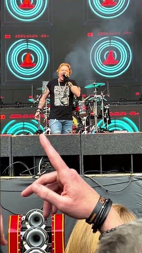 🔥🎤 Guns N’ Roses explode on stage with chaos, charisma, and pure rock ‘n’ roll! ⚡ #gunsnroses #gnr