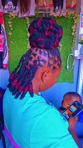 Short Locs: A Trendy Hairstyle Guide