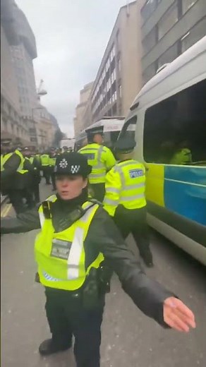 Over 40 British police officers arrested a mannequin.