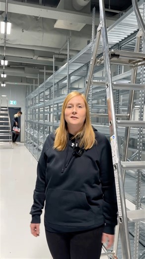 🤩 Kan du gætte det?! En spritny butik er på vej til Ballerup Centret! 🛍️🎉 Vi tæller ned til en spændende åbningsdag den 13. december, men kan DU gætte, hvem der gør klar til at slå dørene op? 👀💥 Psst.. et ekstra hint - hold godt øje med videoen, måske et logo dukker op 🔍 👉 Skriv dit bud i kommentarfeltet og vær med til at gætte den store nyhed – måske gætter du rigtigt! 🕵️‍♀️✨ | Ballerup Centret