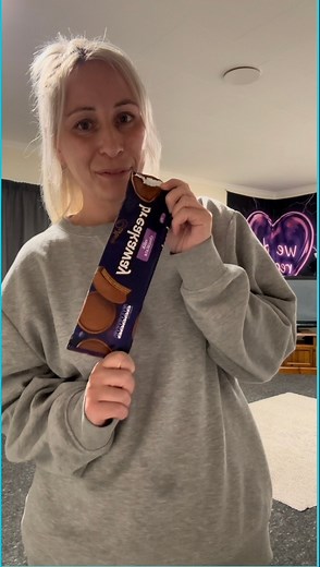 Sugar cravings in early recovery 💜 #recovery #addiction #sugarcravings #recoveryispossible #3yearsclean | EMMA