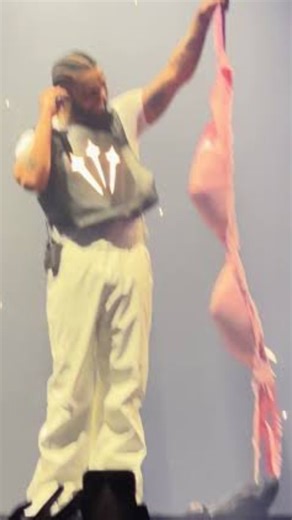 Drake has been spotted with a mystery woman, and fans are in a frenzy trying to figure out who she is. Photos of the pair quickly went viral, with social media buzzing over the rapper’s new romance. Could this be the start of something serious for Champagne Papi? #Drake #CelebrityNews #Trending | Before They Were Famous