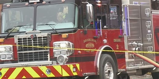 Brookings fire caused by heat lamp spreads to multiple homes