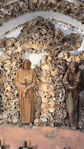 Beneath the Church of Santa Maria della Concezione lies the haunting Capuchin Crypt, where over 4,000 friars' bones are arranged in eerie, intricate patterns. It’s a powerful reminder of life’s impermanence. 🕯️ 📍 Via Vittorio Veneto, 27 🎥 @Rome | Vox City
