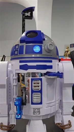 4K views | On s’est bien amusés à tester R2-D2 en équipe! 烙 Ce petit robot fera rire toute la famille et ravira les petits fans de Star Wars ⭐ Viens le voir en action dans notre vidéo! #padawan #R2D2 #humour #teamwork | CHAP Aubaines | Facebook