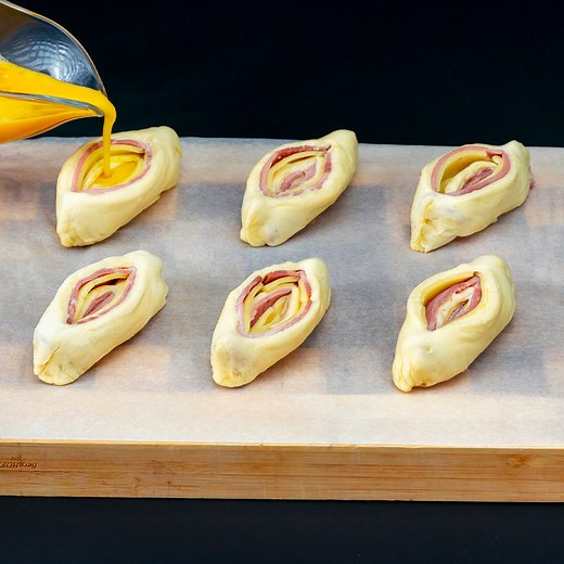 831K views · 2.3K reactions | I taught all my friends how to make the most delicious appetizer! Ingredients: puff pastry: 600 g (21 oz) ham: 200 g (7.1 oz) cheese: 150 g (5.3 oz) cheese: 150 g (5.3 oz) cheese cream: 200 g (7.1 oz) eggs: 1 pc | Appetizing.tv | Facebook