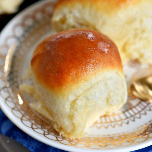 The BEST DINNER ROLLS. Ever. Light, fluffy, buttery - impossible to resist. RECIPE HERE: https://www.momontimeout.com/the-best-dinner-rolls-recipe/ | Mom On Timeout