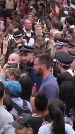 Nicki Minaj sparked chaos outside a venue in London with the singer being mobbed by fans after she was forced to cancel a meet and greet. #nickiminaj #london #chaos #mobbed | News18
