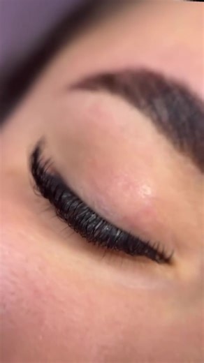 Do you know which two types of eyelashes these are🙌🏽🤭 . . . #lashextensions #eyelash #lashartist #lashstyle #lashstyling