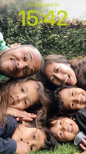 Yun Chou on Instagram: ". - 我是一個換手機桌布狂魔，於是前幾天看到有人拍這個手機桌布之後就覺得啊啊啊，生那麼多不就是很適合拍這種！！！！ - （本來想揪其他家人但我怕是要疊成101嗎哈哈哈哈哈 - 分享給大家的超可愛桌布靈感！！！😎"