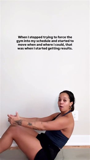 The gym is not for me this season…there’s too many logistics that go into it and tbh I’m not committed enough to make all that happen. My living room floor, my 2 dumbbells and my yoga mat are always there, easy af to get to🤷🏽‍♀️ Move with us, comment READY and I’ll send you a 5 day free trial!!