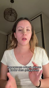 Konuşmakta çekmekte en zorlandığım videoydu konuşurken göğsüm o kadar sıkıştı ki ama bu videoyu çok erteledim içimde eğer şu an konuşmasam daha da paylaşmayacağımı biliyodum, acım çok taze ve bu yas sürecini nasıl atşattığımı bilmiyorum o benim her şeyimdi dünyamdı meleğimdi boynumda hala kolyesi var. Zaman durmuyor işte ya da geçmişe gidemiyoruz her şey akıp gidiyo ben de zamana bırakıyorum ama meleğim hep benimle biliyorum, her zaman bana destekti her konuda beni o büyüttü şimdi onsuzluğa alış