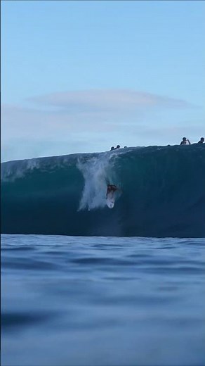 🔴(NOT A.I.) MASSIVE WALL OF WATER HITTING SHALLOW REEF