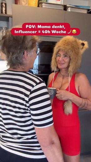 „Klar, Influencer sein ist ja kein richtiger Job 🙃… man hängt nur am Handy, macht Selfies & kassiert Geld fürs Nichtstun 💸✨. 40 Stunden? Reicht höchstens für Filter aussuchen, Reels schneiden, Texte schreiben, posten, DMs ballern, Verträge wälzen, Calls & Reisen – aber hey: Ist ja kein Job 🤷‍♀️ Und jetzt mal ehrlich: Glaubst du noch, Influencer ist kein Beruf? #blondbynana #mutmacherin #influencer | BLONDbyNana