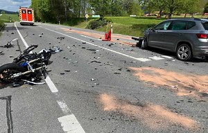 Unfall bei Arnbruck: Motorradfahrer lebensgefährlich verletzt – Polizei gibt Details bekannt