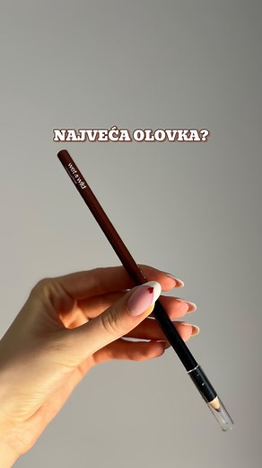 Jelena Dunjić on Instagram: "Najveća olovka za usne?"
