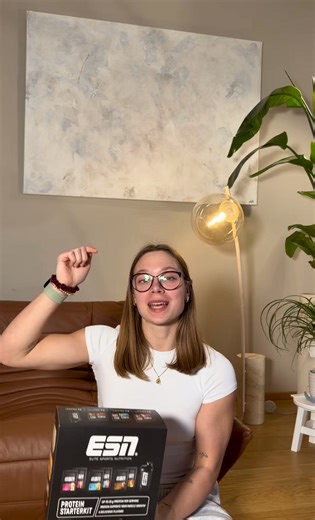 Mit dem ESN Protein Starter Kit legst du die Basis für deine neue Protein-Routine - egal ob du Muskeln aufbauen, erhalten oder einfach leichter deinen täglichen Proteinbedarf decken möchtest. 🥤 Isoclear - unser erfrischender, klarer High-Protein-Drink, leicht wie eine Limonade 🥣 Designer Whey - cremiger High-Protein-Milkshake, perfekt für Shakes, Porridge & mehr ☕ Flexpresso - echter Kaffee kombiniert mit Protein für stressige Morgen Kein Rätselraten, kein Perfektionsdruck. Du probierst aus, w