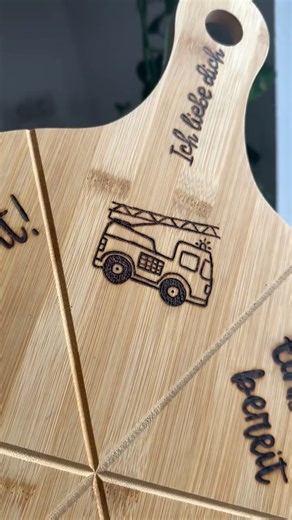 Gamsbleamal on Instagram: "Dieses Pizzabrett war eigentlich nur eine personalisierte Bestellung 🍕🚒 Dann hab ich’s gezeigt – und plötzlich haben so viele gefragt, ob man’s kaufen kann.🥹 Jetzt bin ich neugierig: Soll ich es in den Onlineshop packen oder so lassen, dass man personalisiert bestellt? 🥳 Sag mir unbedingt in den Kommentaren, was du meinst ⬇️✨ #pizzaliebe #brandmalerei #geschenkidee #gamsbleamal #feuerwehrgeschenkidee"