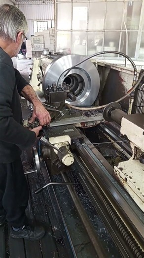 VETERAN SKILL IN TURNING MILD STEEL FLANGE FOR HEAVY MINING WORKS USING UNIVERSAL LATHE IN WORKSHOP