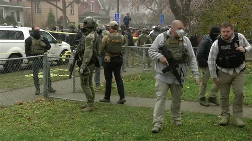 Local, federal law enforcement presence in St. Paul draws crowd of protesters
