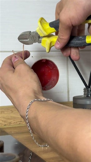 Replacing an old wall outlet #electrician #electricalinstallation #electric