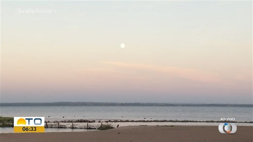Céu limpo realça beleza da lua cheia na Praia da Graciosa na manhã desta sexta-feira (11)