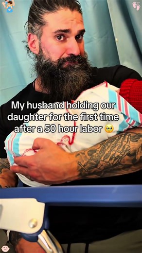 "Dad Holds His Newborn Daughter for the First Time! 😭#baby#Touching#Heartwarming#Family#dad#fyp