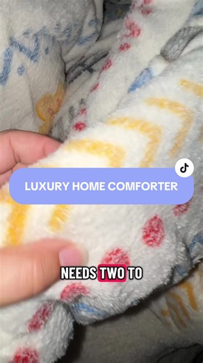 Check out how SOFT this comforter is! Yet not super heavy so you won’t be sweating in your sleep! Bc I CANNOT sleep hot 🫣 but I do lovvveeee a soft blanket! #beddingset #comforter #softblanket #lightweight #cozy