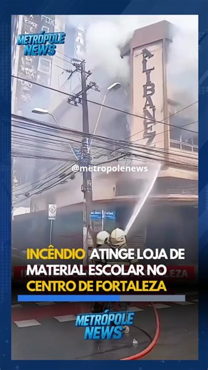 🌍 Siga @metropolenews | Um incêndio foi registrado na manhã desta quinta-feira (25) em uma loja de material escolar localizada no Centro de Fortaleza. O estabelecimento funciona na esquina das ruas Floriano Peixoto e Senador Alencar, em frente à agência dos Correios da região. Equipes do Corpo de Bombeiros foram acionadas e atuam no combate às chamas com o apoio de três caminhões. A área foi isolada para garantir a segurança de pedestres e comerciantes que circulam pelo local. Até o momento, nã