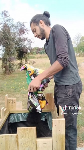 J’ai fabriqué un joli bac entièrement en bois de palette récup ♻️ 🌴 Mon Yucca avait besoin de respirer #diy #asmr #diypalette #faitmain #pourtoi