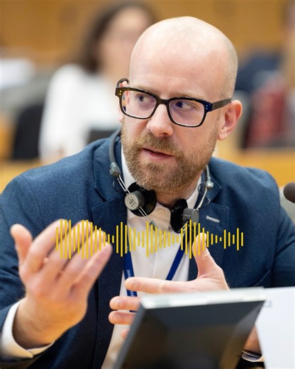 Ondřej Kolář on Instagram: "Rusko způsobilo válku a mělo by za to platit. Doslova. Výsledky včerejšího summitu, kdy se státy Unie sice dohodly, že Ukrajině poskytnou peníze, ale trestuhodně u toho obešly využití ruských majetků, je takové „not great, not terrible“. Dokud nám v Evropě leží ruské miliardy, mají se zbraně i obnova Ukrajiny platit z nich. Půjčka, za kterou ručí země EU, je řešení přenášející na daňové poplatníky odpovědnost bázlivých a ustrašených politiků. Ukrajina peníze potřebuje