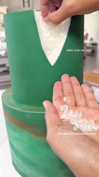 This is the process of making the geode design on this cake. It was very nerve wreaking cutting through the fondant because you don't want to mess up that perfectly smooth fondant job lol #) **phew L. plus it was my first time making this type of design on a cake...1 even made a few cake pops with the same design! Have you done a geode design on a cake before? Do you find it intricate? Aquí les muestro el proceso de como hacer el diseño de cristales