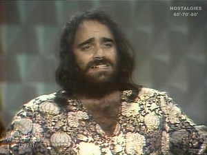 70's... "We Shall Dance"... Cette ballade n'est pas tellement éloignée, dans la forme, des tubes du groupe Aphrodite's Child que Demis Roussos vient de quitter (orgue, clavecin, tempo lent, etc.). Classée parmi les cinq meilleures ventes de disques en France, en Espagne, en Scandinavie, en Allemagne fédérale, en Belgique et en Hollande, elle constituera néanmoins le point de départ de sa carrière solo. Une pensée pour Demis Roussos qui nous a quittés il y a 6 ans aujourd'hui... #DemisRoussos ⚠️�