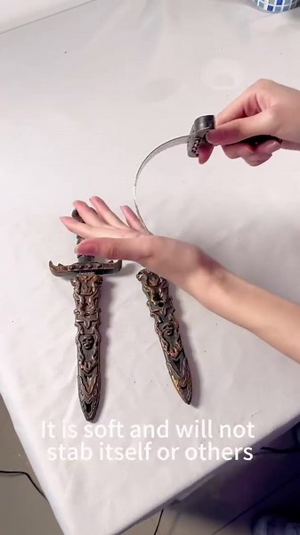 2 Pcs Plastic Dagger Sword Toy Not Sharp Fake Knife for Pirate Costume Accessories Party Props (Bronze)