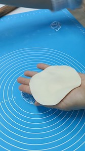 大家早安 为了让大家可以更仔细看如何折包子的折纹 老师专程拍摄一个短视频教大家 希望能帮助到大家 大家可以帮忙多多分享哦 让更多人可以一起学习 感恩🙏🏻 加油哦💪💪💪🤗 #素叉烧包 直播教学 食谱 Livestream tutorial Recipe link: https://www.facebook.com/share/v/RnqsomaFdohKEtr7/?mibextid=oFDknk | NC Baker Studio