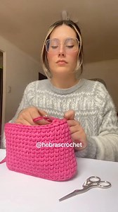 Haz tu primera cartera a trapillo, el tutorial ya está disponible en nuestro canal de YouTube hebras crochet | Hebras Crochet
