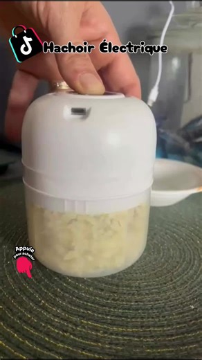 Des lames en acier inoxydable ultra-tranchantes capables de hacher l'ail en 10s ou la viande en 25s. Polyvalence Totale : Idéal pour les herbes, les piments (poivre), les légumes, les fruits à coque (cacahuètes) et même les purées de bébé (citrouille). Design Ergonomique & Compact : Rechargeable par USB, il se range facilement et s'emporte partout, même en camping ! Nettoyage Facile : Entièrement démontable pour une hygiène irréprochable en un clin d'œil.#tiktokshopfind #tiktokshopfrance #cuisin