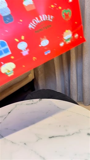 𝔸𝕝𝕧𝕚𝕟|高雄｜屏東｜美食｜開箱｜追星分享 on Instagram: "🎉這篇文抽HOLIDAY WITH MINITEEN KIMJA🥔、米飯🍚聖誕鑰匙圈🎉 - 開箱HOLIDAY WITH MINITEEN聖誕系列周邊 這是很幸運的預約到了🇰🇷線下快閃 約了很早的場次讓我想買的都買到了😍 第一次去韓國線下快閃看到了1:1的MINITEEN 真的超想把每一隻都搬回家🫣 還體驗到了原來看著商品開始貼sold out是多麼刺激的一件事情🥹 進去很多東西明明就不再購買清單內 但看到那個手就控制不住的每個都拿一點⋯ 但我想不到這個主題系列的影片我今年就拍了三集 嗨逼到底是要出多少造型的miniteen啦⋯ 但如果後面有出我應該還是會繼續買🤣🤣 - 💝影片抽獎活動 ⭐️WOOZI 米飯聖誕鑰匙圈一位 ⭐️珉奎KIMJA聖誕鑰匙圈一位 活動辦法再影片最後面～ 活動時間從上片那一天～114/12/31止 （115/1/2會公佈在個人IG限動） 有想要的朋友們可以趕緊來參加抽獎活動☺️"