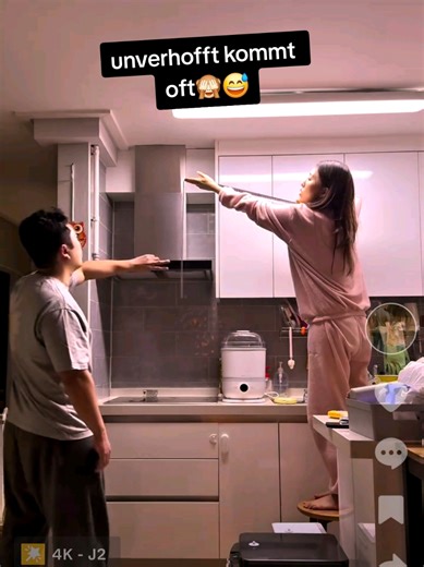 Sie tut so, als wollte sie mit ihm gemeinsam das Maßband für irgendeine harmlose Küchenmessung spannen – Teamwork-Level: Profi. In Wahrheit zielt sie präzise ab, lässt das Ding mit voller Wucht los und zack, landet es punktgenau in seinen empfindlichsten Regionen, während er ahnungslos daläuft.