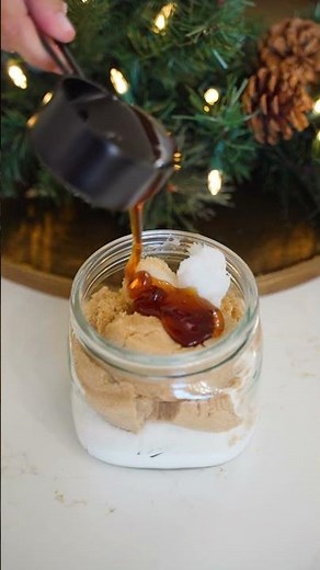 How to make peppermint honey sugar scrub (recipe below)🎄🎁🍯