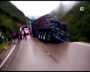 27K views · 311 reactions | #Internacional | Lluvias muy fuertes en #Bolivia. En Cochabamba la crecida del caudal de un río se lleva por delante parte de una carretera y un camión de gran tonelaje Había quedo atrapado y estaba intentando ser remolcado, pero cae por un precipicio. El conductor estaba a salvo #AtlánticoNoticias | RadioTelevisión Canaria - RTVC.es | Facebook