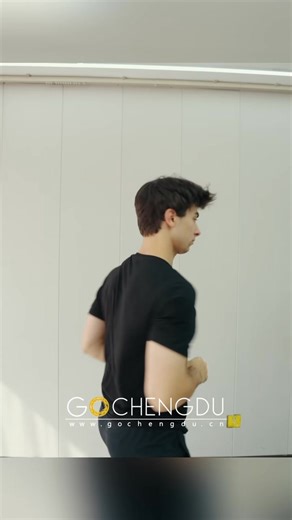 French guy learns Sichuan Opera’s face-changing technique! 💪 After intense practice, he’s mastering the fundamentals of this unique art form! 🎭 #SichuanOpera #FaceChanging #ChineseCulture #CulturalExchange #FrenchInChina #Art #Tradition #memoriesofchengdu | Go Chengdu