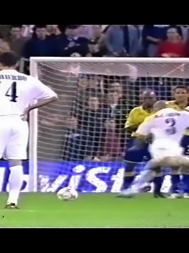Jogo de Firula (@jogodefirula) - Roberto Carlos: Legendary Goals and Skills Compilation